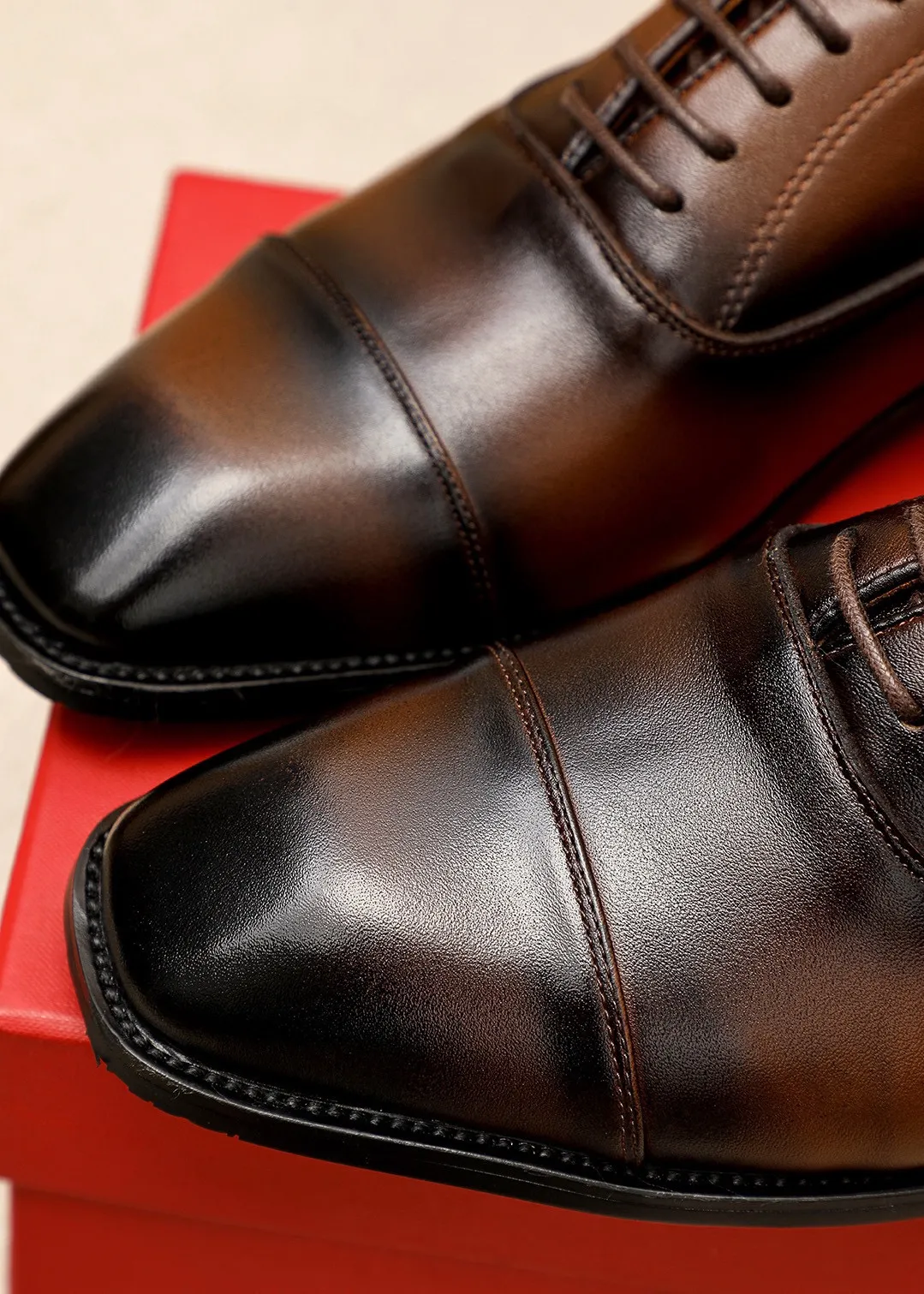 Men's shoes 💰480 💐 Product trademark: Ferragamo "Ferragamo" business leather shoes Regular size: 38-44 (45.46🉑️customized) Product materials: Selected imported calfskin upper, imported water-dyed cowhide leather lining. Strong three-dimensional visual effect, rubber outsole Color: 2⃣️colors available